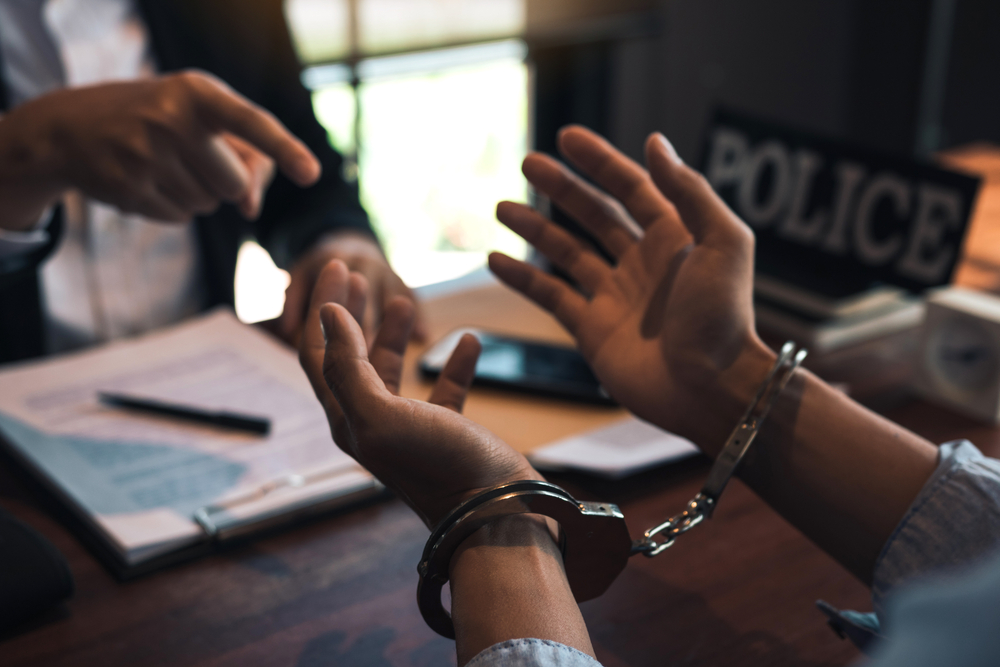 Police officers pointed to the handcuffs of offenders and talked about the offense of corruption charges.